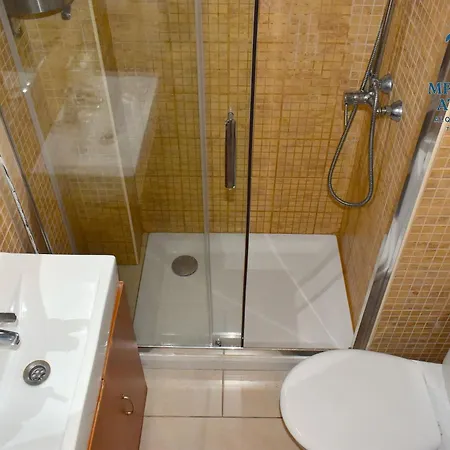 Acoger Estudio Con Balcón En Apartamento *
